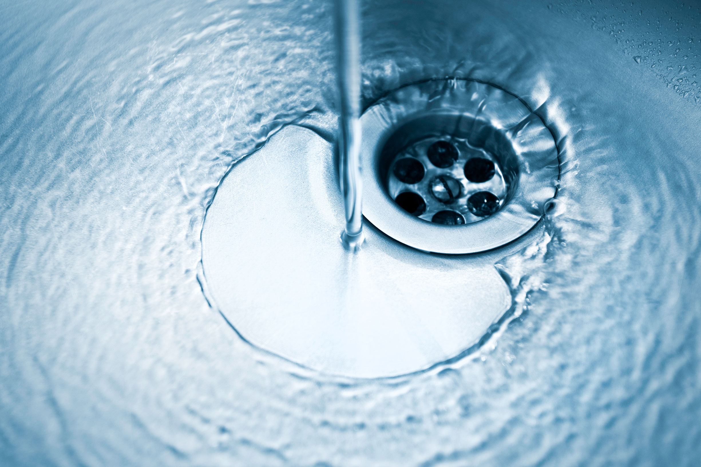 L'eau d'un robinet entourant un drain.