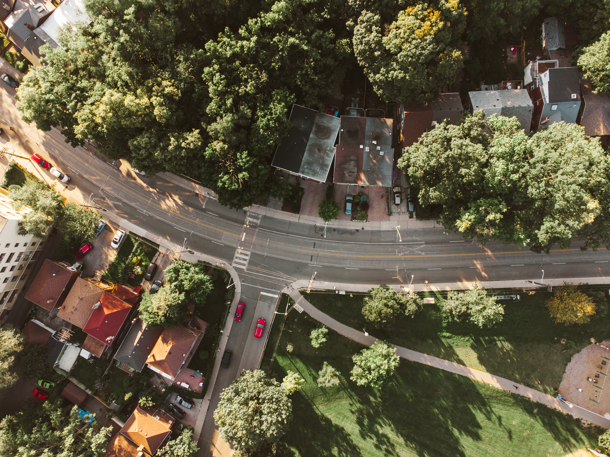 Vue aérienne d’un quartier de Toronto avec des arbres de rue et des espaces verts communautaires.