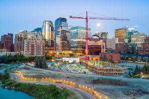 Grand immeuble résidentiel en construction dans la ville de Calgary, en Alberta, au Canada.