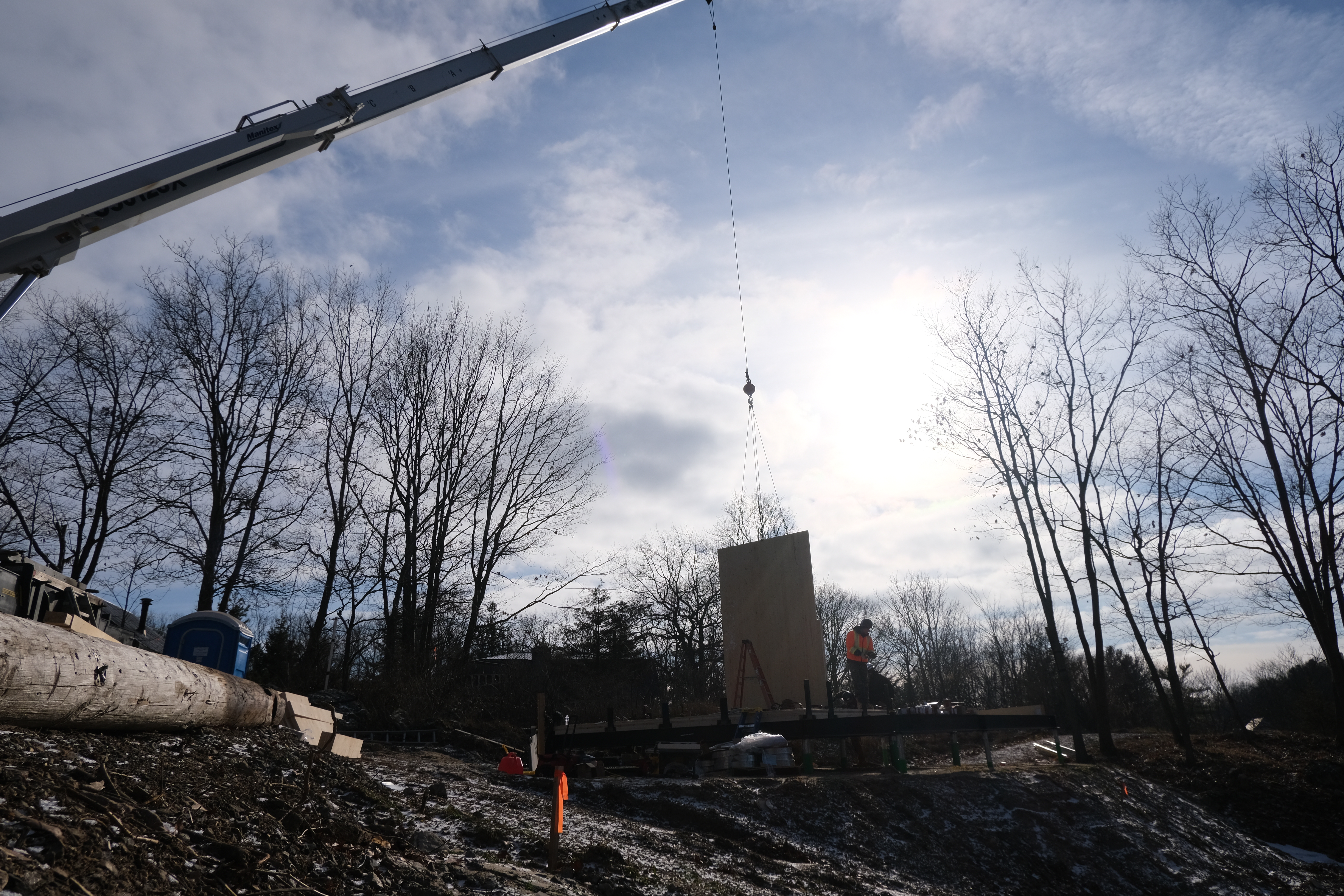 Une grue travaille sur une maison CABN en construction