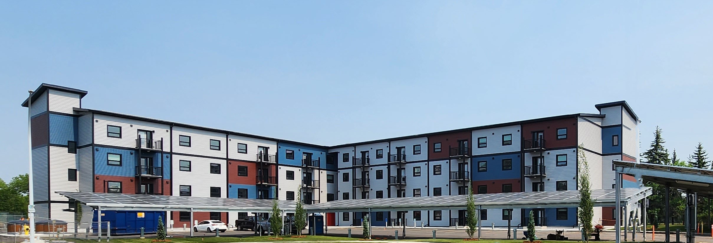 Une autre vue grand angle du complexe de la Heartland Housing Foundation à Fort Saskatchewan