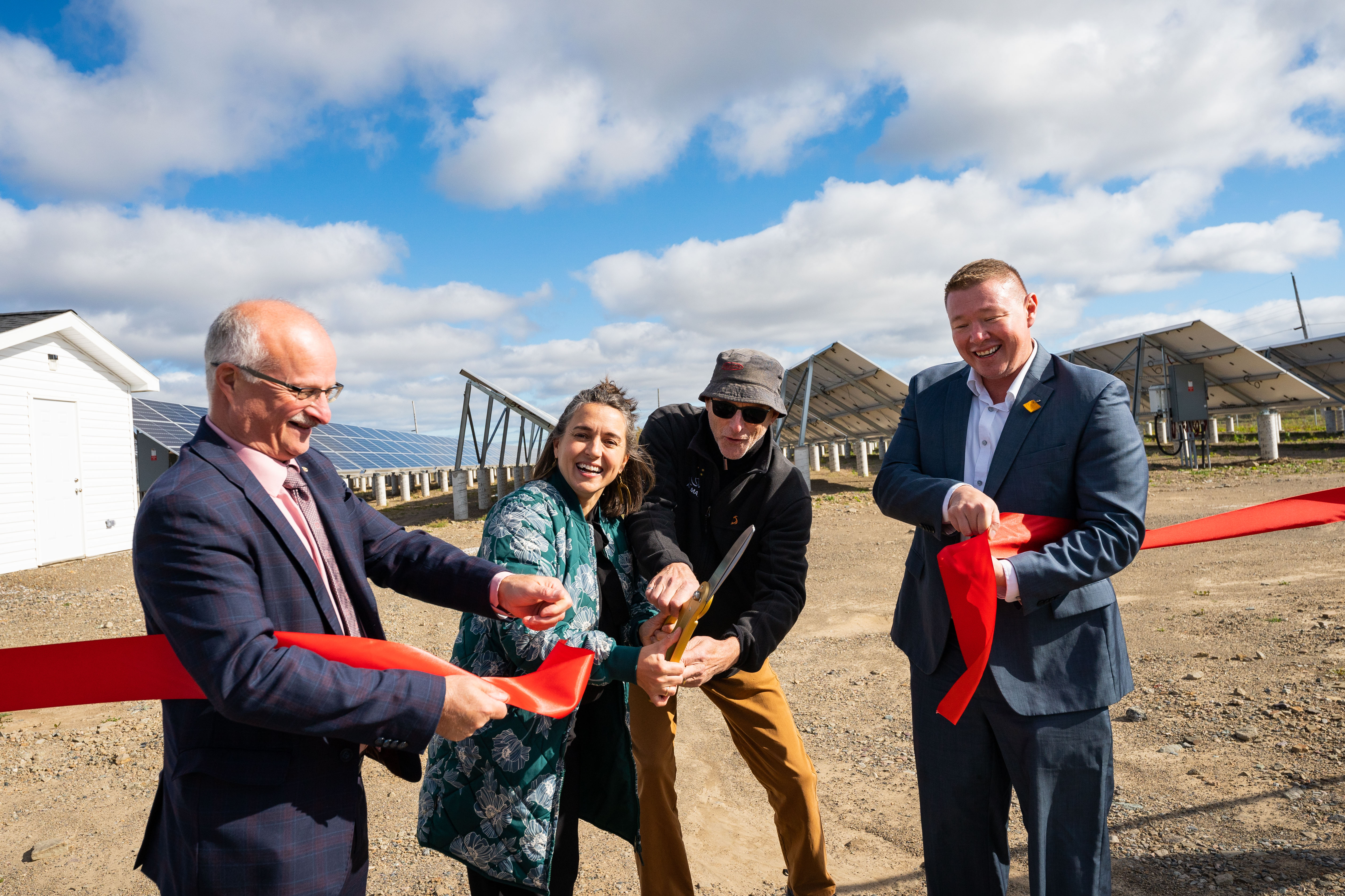 Un groupe de personnes célèbre l'inauguration du projet Pine Tree Park au Cap-Breton, en Nouvelle-Écosse.