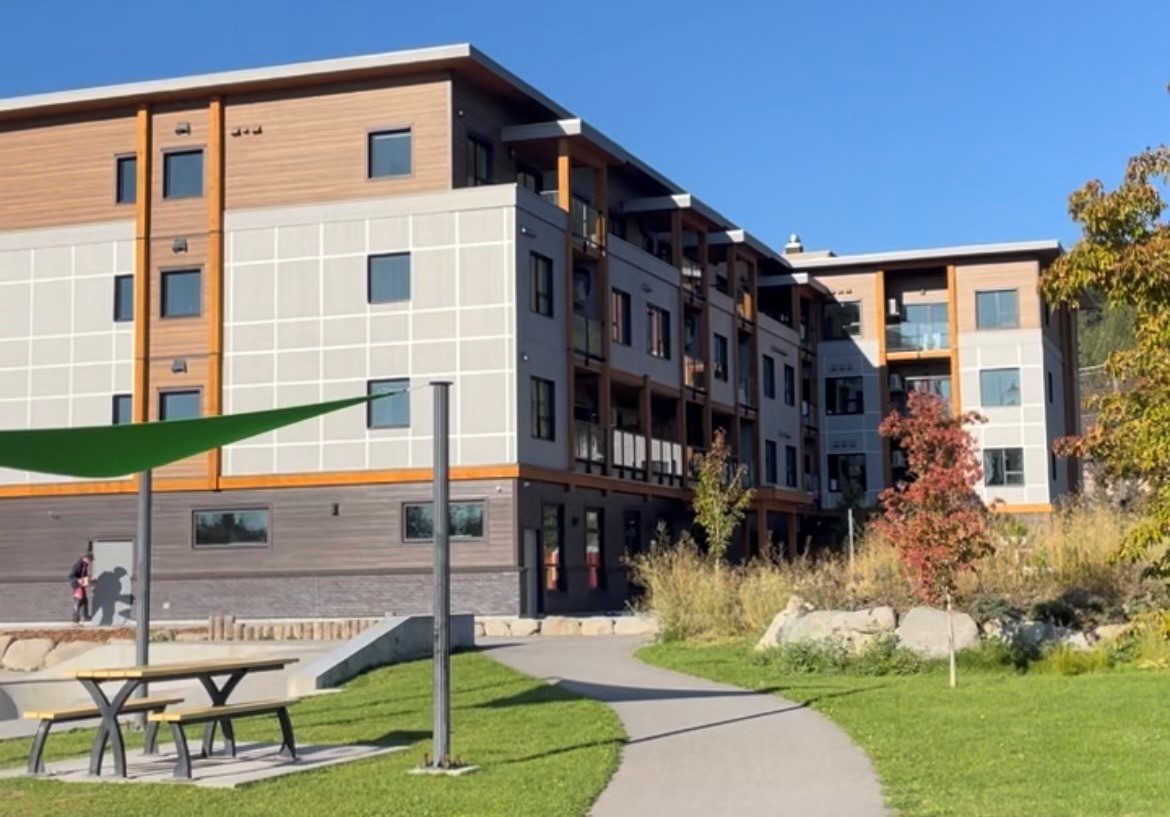 Photo grand angle de l'immeuble de logements abordables Rossland Yards à Rosslands, en Colombie-Britannique.