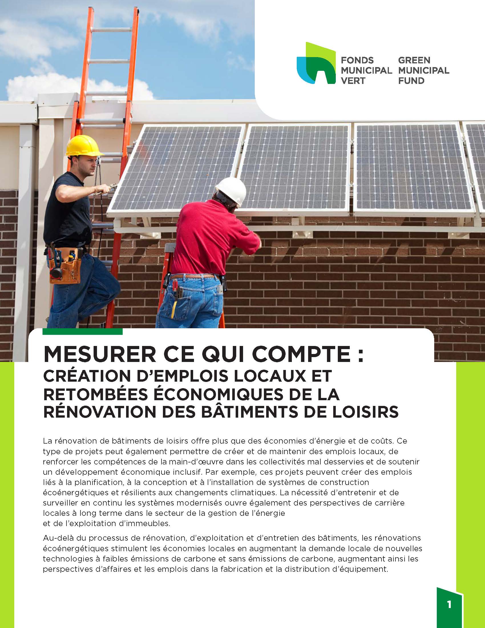 Photo de travailleurs installant des panneaux solaires sur un toit