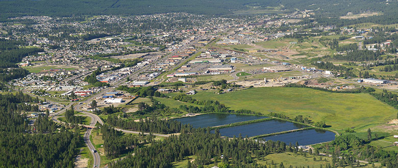 Vue aérienne de Cranbrook, en Colombie-Britannique. L’image montre les montagnes en arrière-plan, la ville et l’usine de traitement des eaux usées.