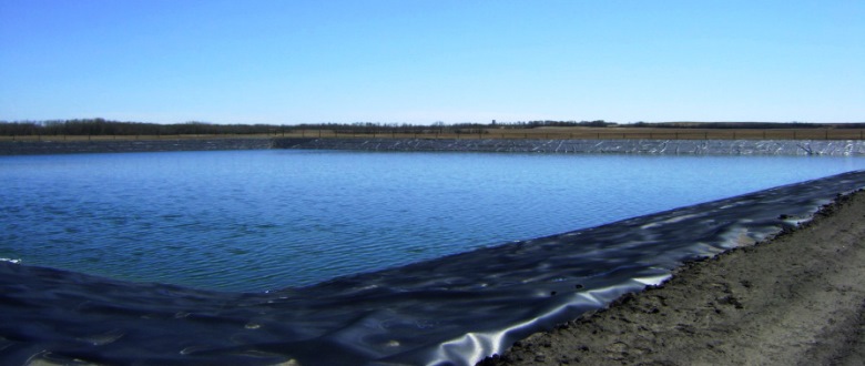 Vue de l’étang facultatif de l’usine de traitement des eaux usées du Village de St. Louis, en Saskatchewan.