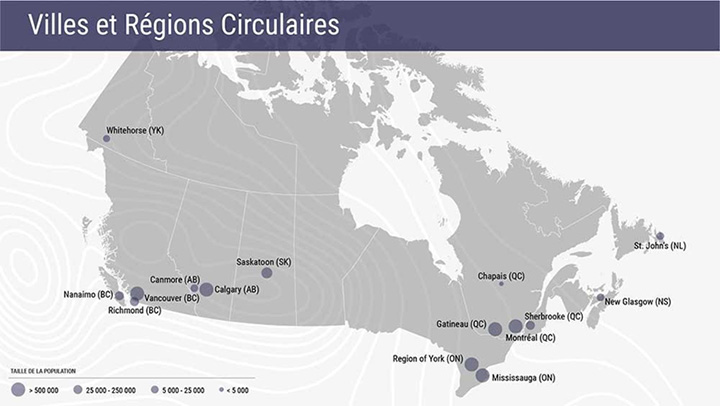 Carte identifiant les 15 municipalités participant à l'initiative des villes et régions circulaires, ainsi que la taille de leur population. Les municipalités comprennent Whitehorse, Nanaimo, Richmond, Vancouver, Canmore, Calgary, Saskatoon, la région de York, Mississauga, Gatineau, Montréal, Sherbrooke, Chapais, New Glascow et St John's.