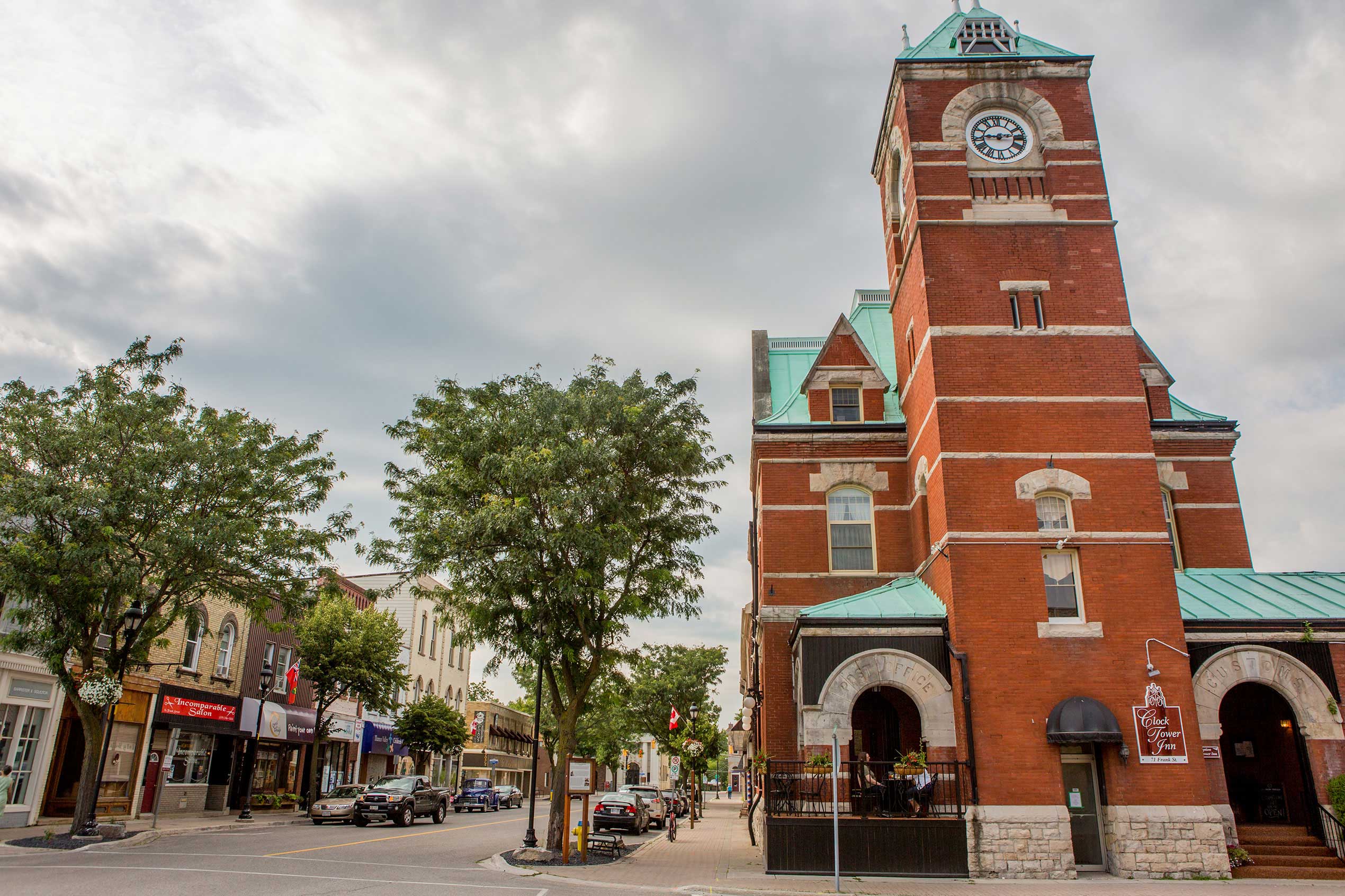 Les arbres qui bordent Frank Street, une des rues principales de Strathroy-Caradoc, et la tour de l’horloge de briques rouge.