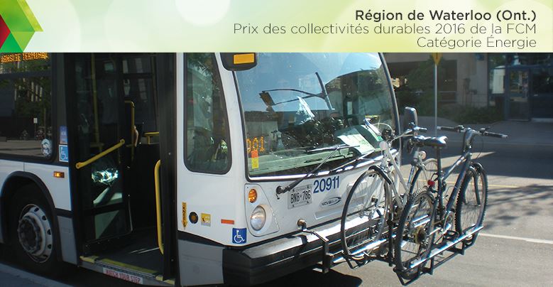 Vélos sur un support installé sur un autobus municipal dans la Région de Waterloo (Ontario), qui a remporté un Prix des collectivités durables 2016