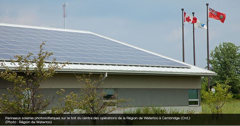 Panneaux solaires sur un bâtiment au Centre opérationnel de la  Région de Waterloo, à Cambridge, en Ontario