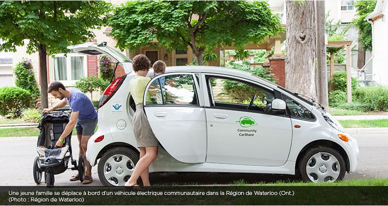 Trois personnes montant à bord d’un véhicule électrique de Community CarShare, dans la Région de Waterloo, en Ontario