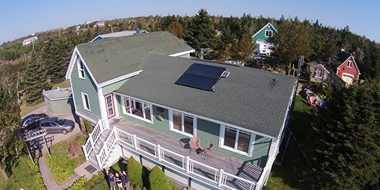 Le panneau solaire sur le toit de cette maison d’Halifax