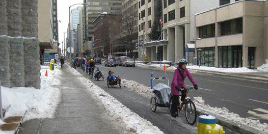Cyclistes se déplaçant à vélo à Ottawa en hiver.