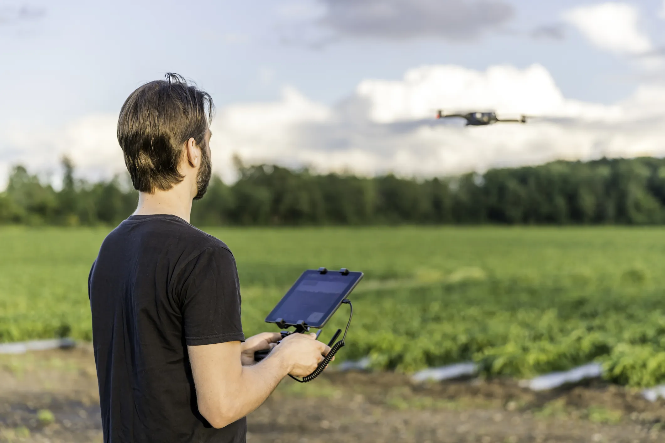Un homme utilise un drone pour cartographier la canopée dans sa collectivité.