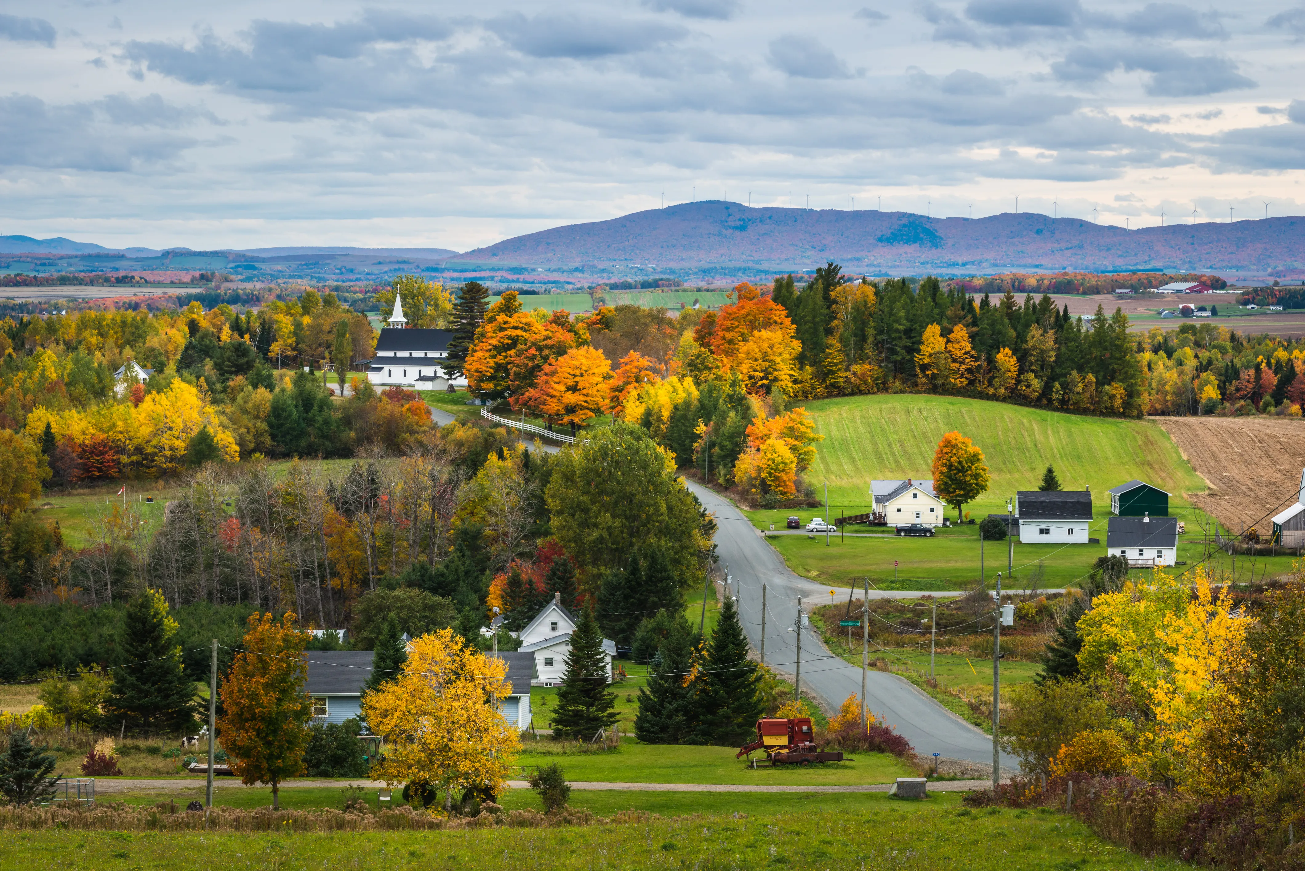 Une petite ville canadienne entourée d'arbres aux couleurs automnales